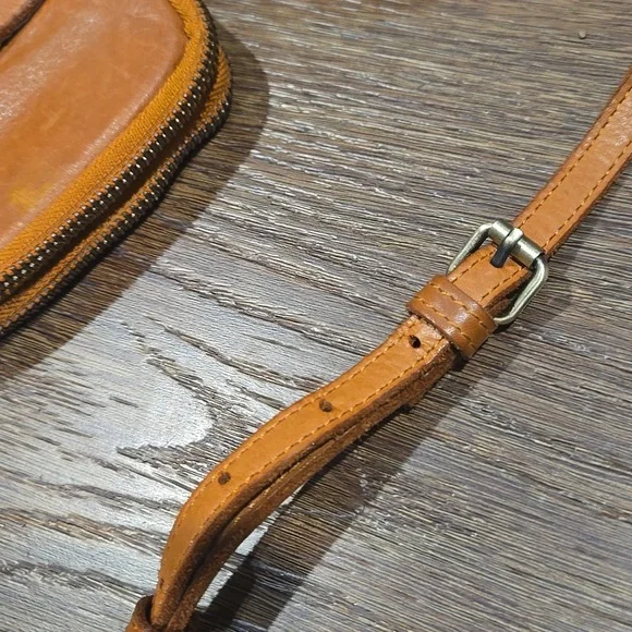 MARTA PONTI GENUINE LEATHER UNISEX CROSSBODY BAG. #7487 - Picture 7 of 7